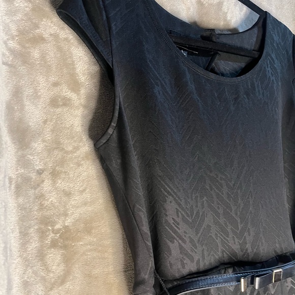 IZ BYER WOMEN’S BLACK PRINTED SCUBA KNIT SHORT SLEEVE DRESS - WITH BELT - Picture 5 of 14